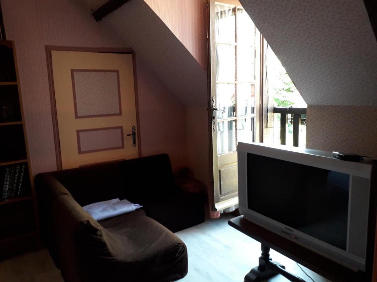 Halte Aux Places Marcillac-Saint-Quentin Buitenkant foto
